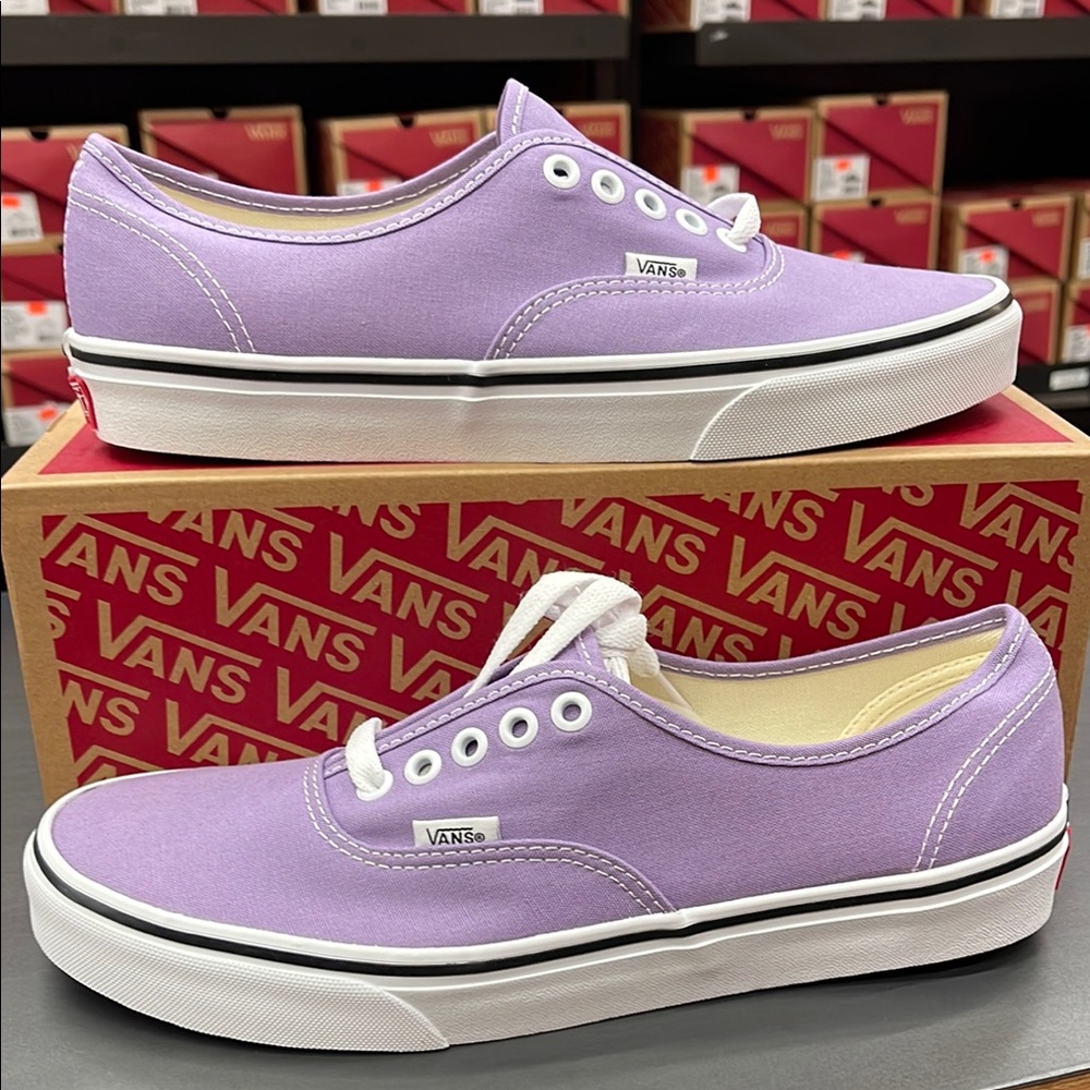 • Vans WMNS Authentic Chalk Violet/True White
VN0A5HZS9GD
Sneakers
